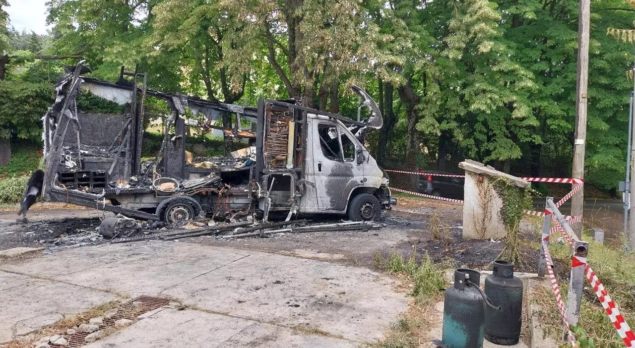 Perugia, i dubbi sul secondo camper bruciato a chi lotta contro la droga. Scende in campo anche la sindaca