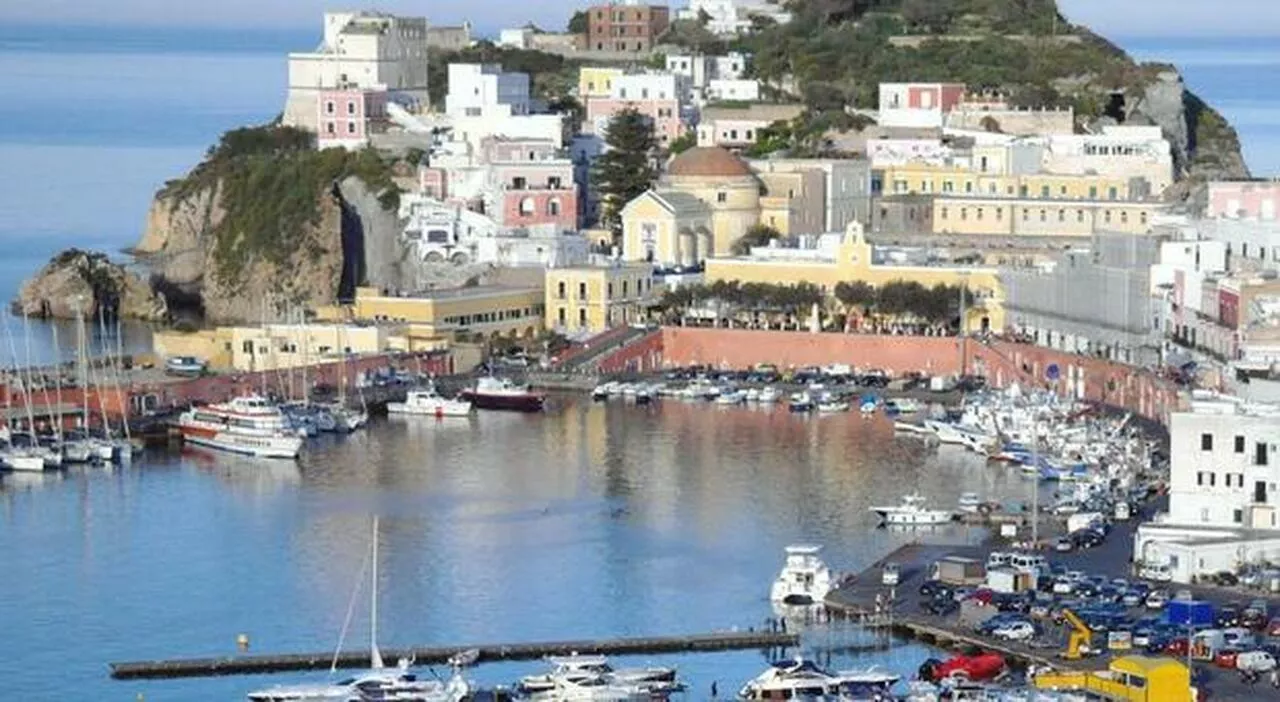 Ponza, sedicenne denuncia per stupro il vicino di casa: sotto accusa un cameriere romano di 34 anni