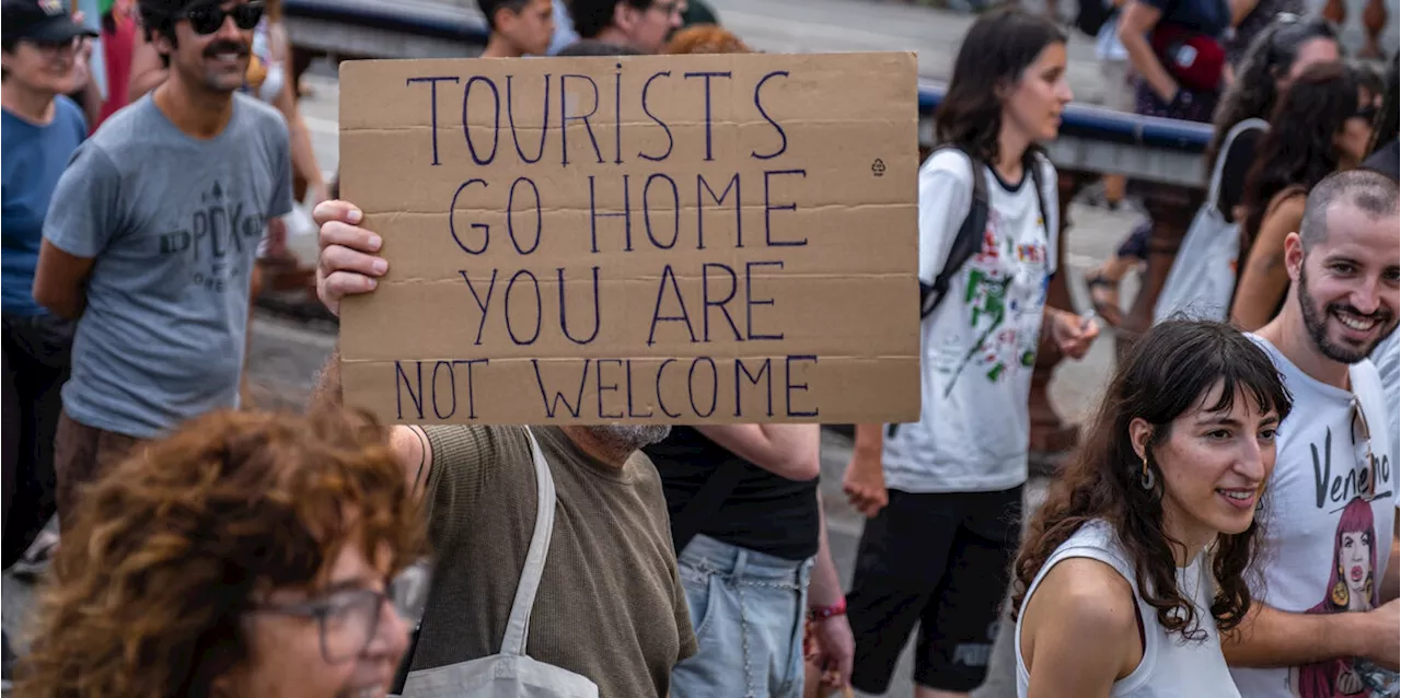 Le proteste contro il turismo di massa a Barcellona