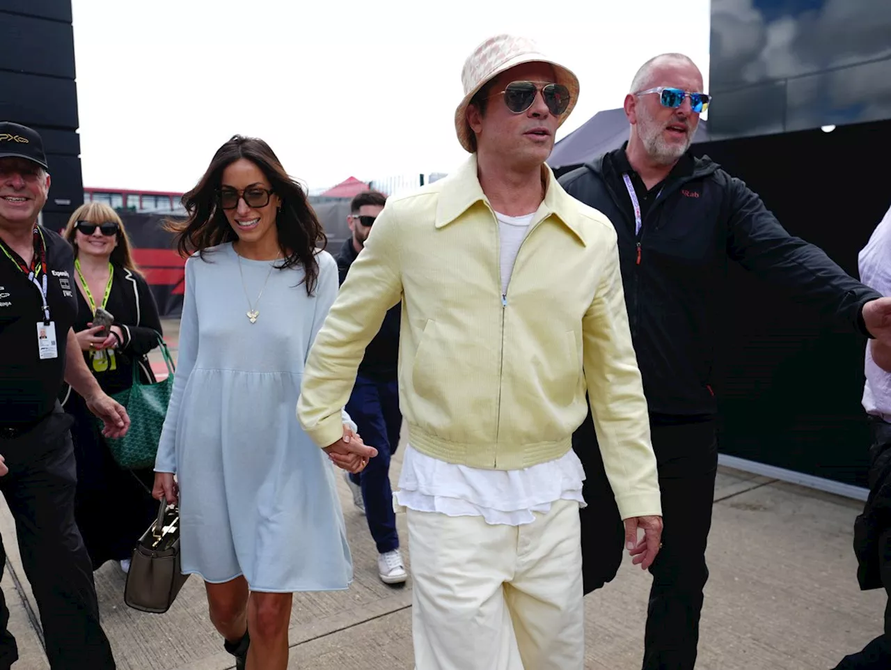 Brad Pitt e Ines de Ramon, coppia innamorata al gran premio di Formula 1 di Silverstone