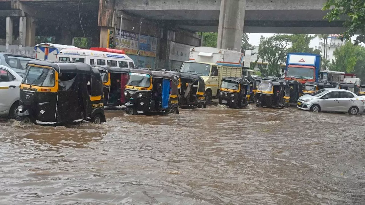 Mumbai Rain: भारी बारिश के बाद सेंट्रल लाइन पर ट्रेन सेवाएं फिर से हुई शुरू, भांडुप स्टेशन पर लोगों का जमावड़ा