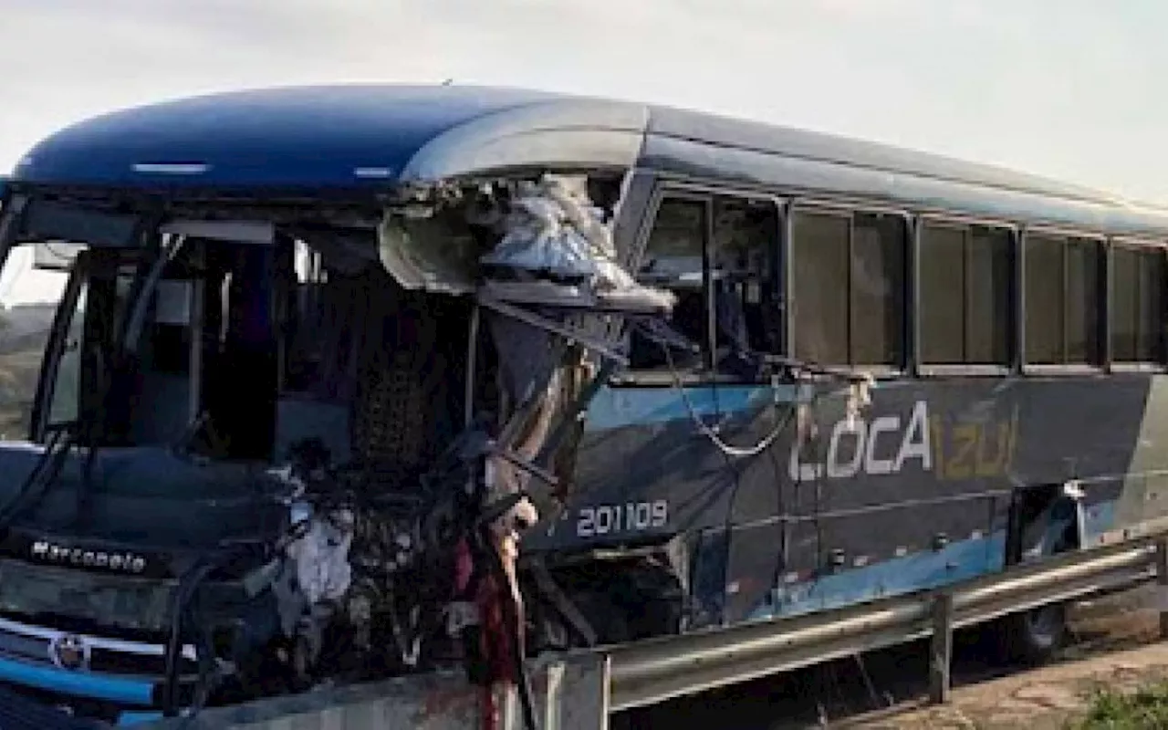 Colisão entre dois ônibus deixa cinco mortos e seis feridos no interior de SP