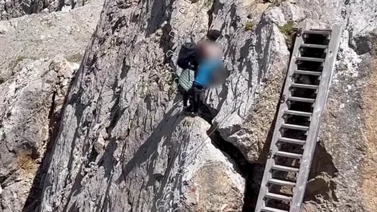 Dolomiti, vanno senza attrezzatura sulla strada ferrata e tenendo un bambino piccolo in braccio