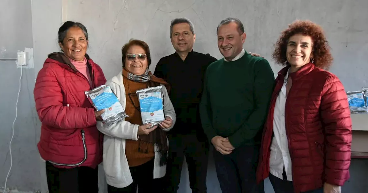 Vecinos de San Francisco recibieron las primeras leches en polvo hechas en la planta municipal