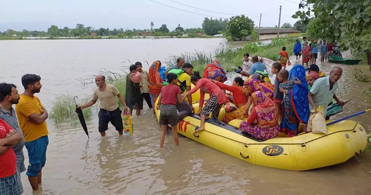 हल्‍द्वानी में सड़क पार करता बाइक सवार देखते-देखते बह गया, उत्‍तराखंड में बारिश से बाढ़ जैसे हालत