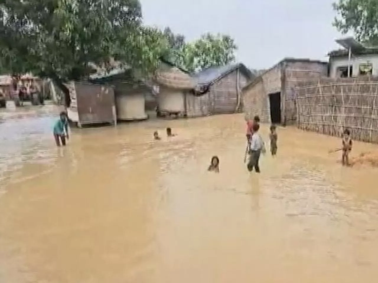 Kushinagar में बाढ़ से बिगड़ते हालात, NDRF की टीम ने 70 लोगों को बचाया