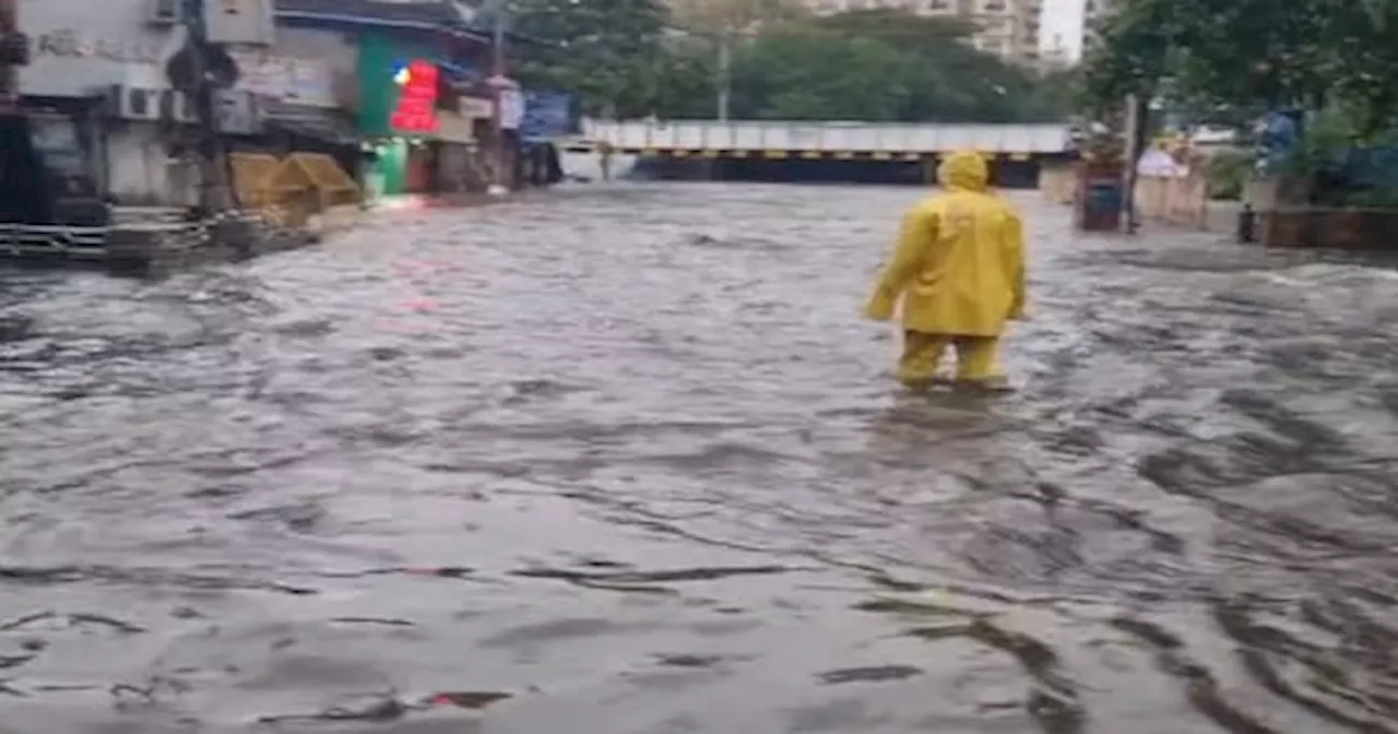 Mumbai Rains: भारी बारिश से मुंबई में यातायात प्रभावित, घरों और दुकानों में भरा पानी