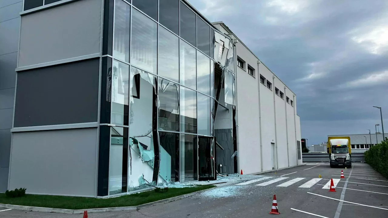 Lkw fuhr in Brunn am Gebirge gegen Kirche: Religiöses Motiv möglich