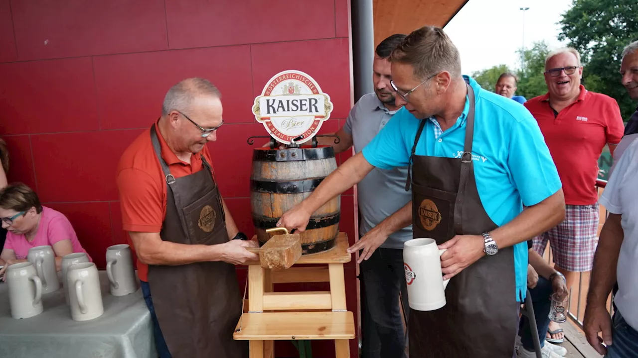 Traditioneller Bieranstich beim Wieselburger Tennisturnier