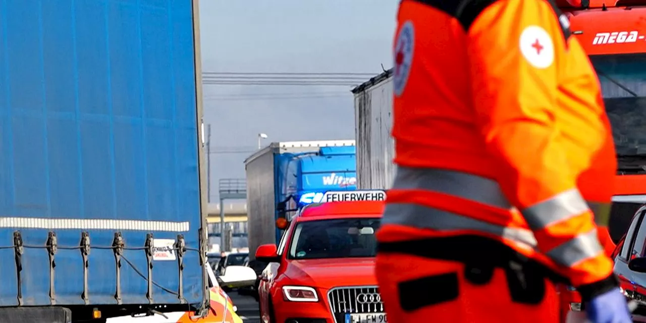 Schwerer Lkw-Unfall auf A3 am Kreuz N&uuml;rnberg: Autobahn weiter gesperrt