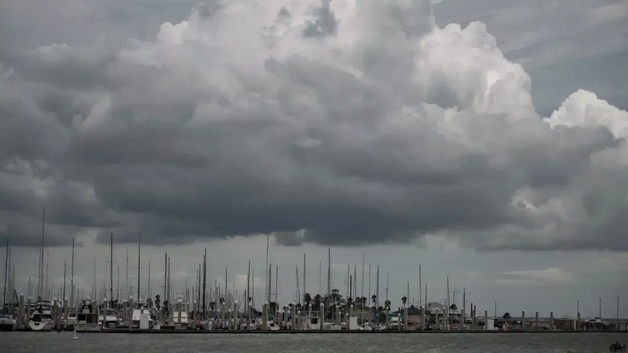 Beryl avanza por Texas con fuertes lluvias, marejadas y cortes de energía