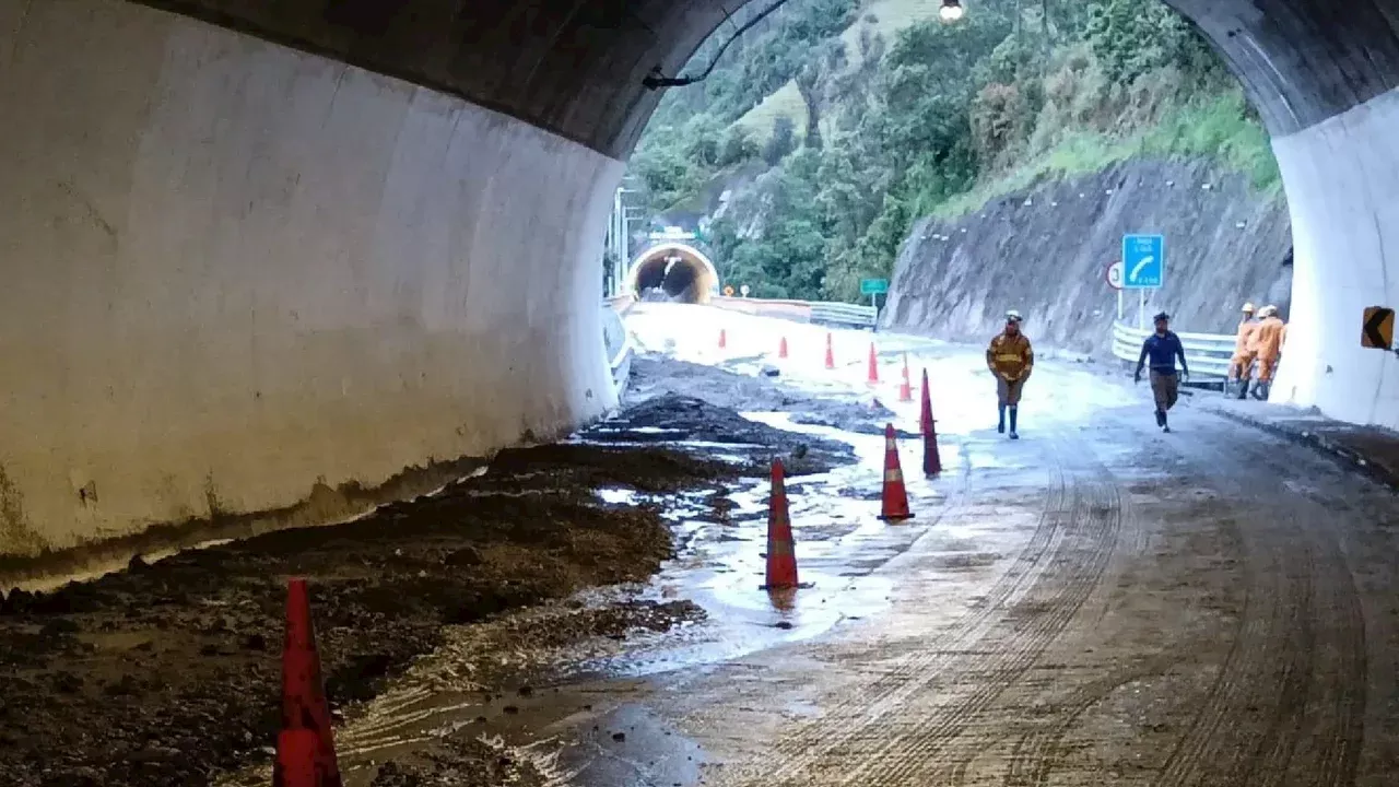 Fue habilitado un carril en La Línea entre Cajamarca y Calarcá tras deslizamiento de tierra