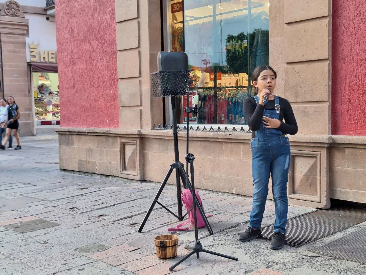 Con apenas 10 años, Natalia conquista con su dulce voz en el centro de León