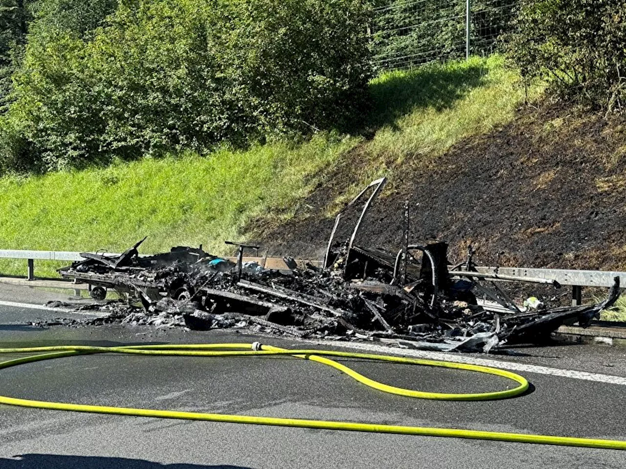 Erstfeld UR / A2: Auto komplett ausgebrannt