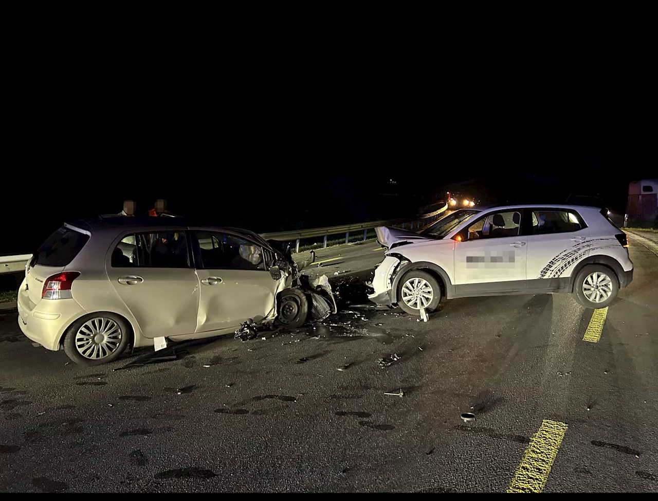 Sattel SZ Frontalkollision zwischen zwei Autos – zwei Personen erheblich verletzt