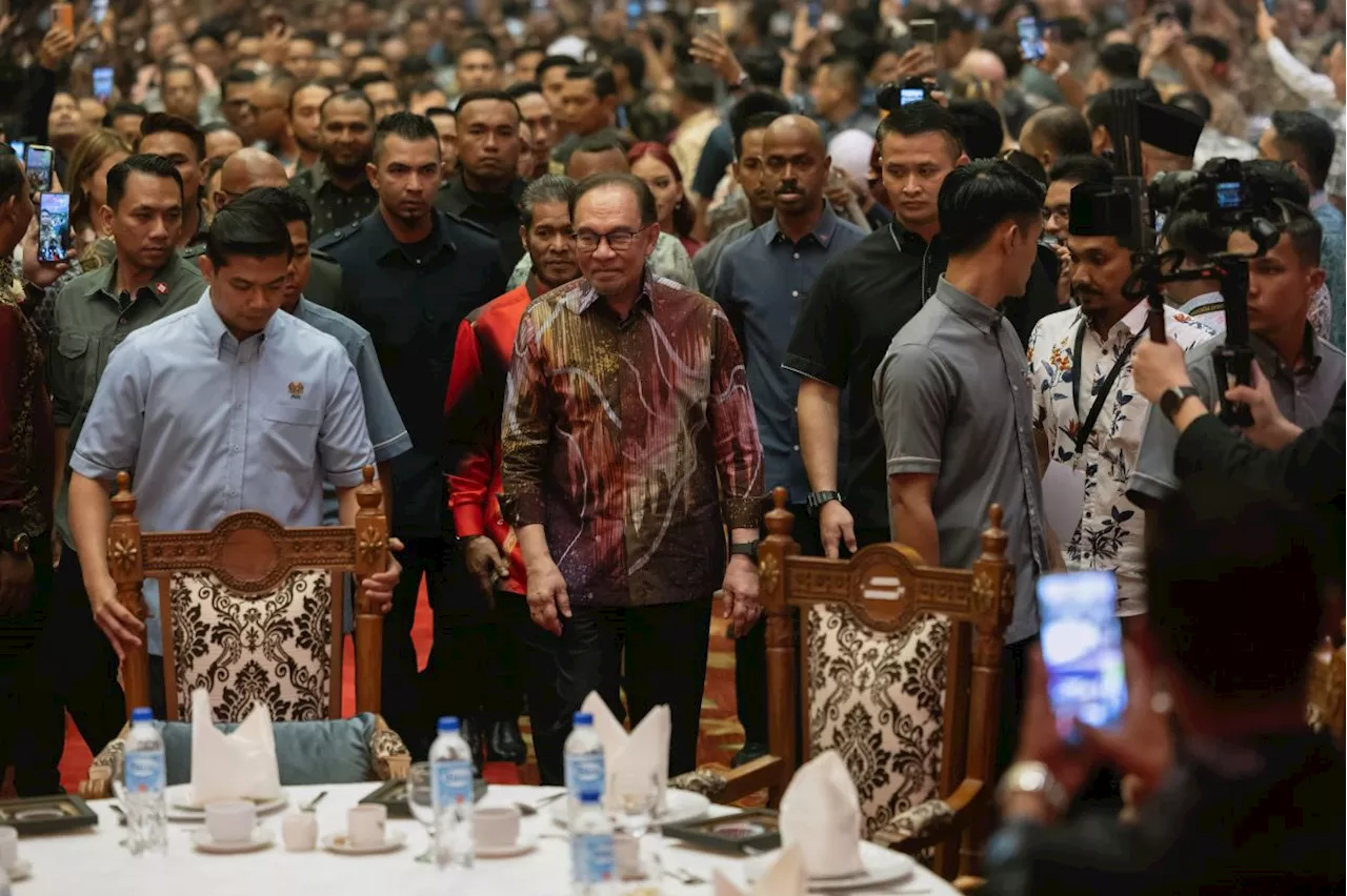 Anwar urges youth to uphold country's dignity