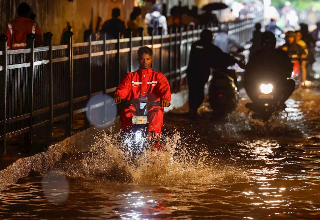 Heavy rains paralyse Mumbai, flights and trains disrupted