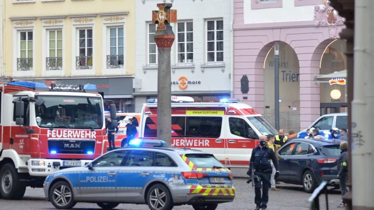 Gedenken: Bronze-Stelen für Opfer der Amokfahrt in Trier stehen