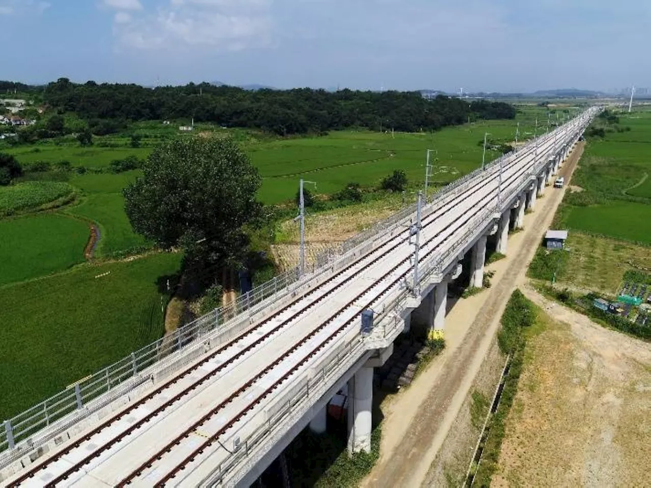 Govt eyes early completion of key Luzon railway project