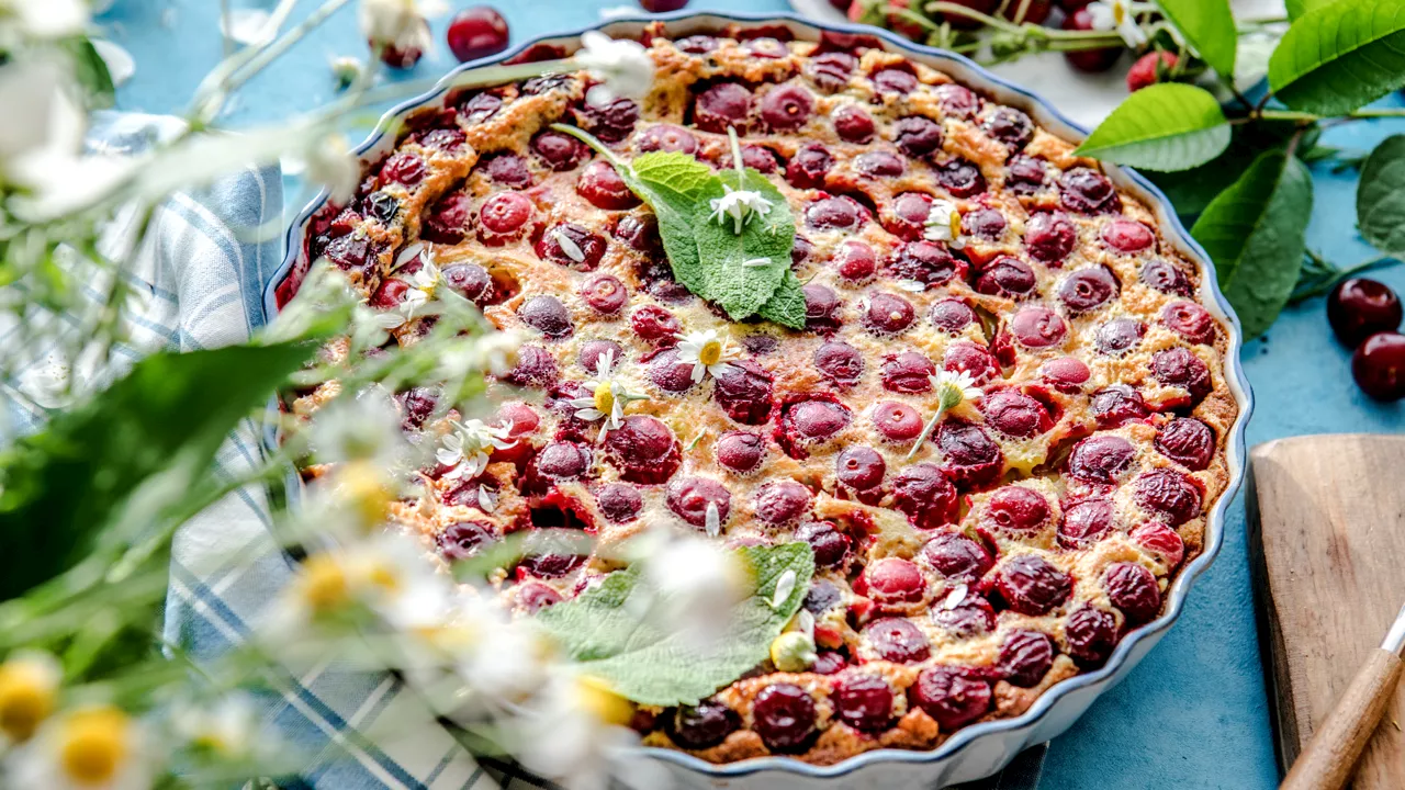 Clafoutis: storia, ricetta e curiosità del dolce alle ciliegie inventato dai contadini francesi