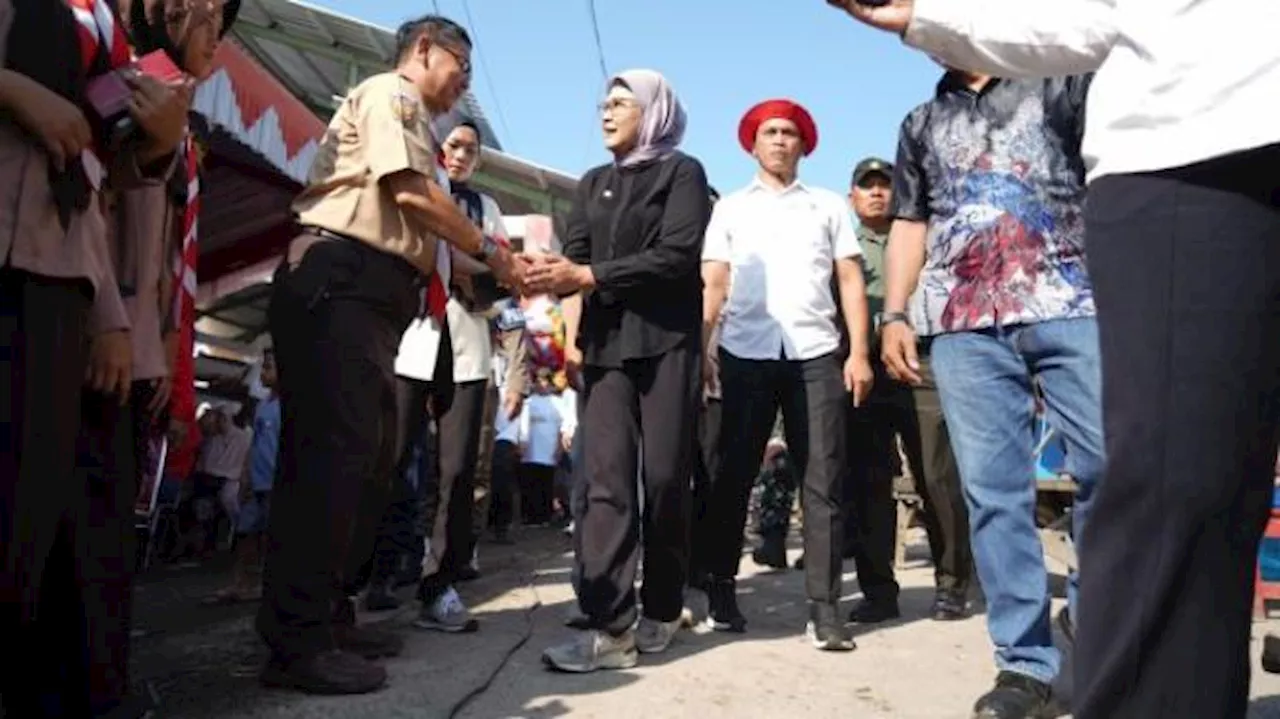 Kunjungi Kampung Nelayan di Eretan Wetan, Bupati Indramayu Ingatkan Warga Jaga Kebersihan Laut