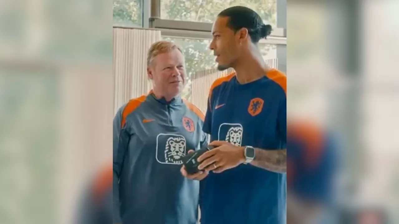 Nederlands elftal viert verjaardag van Virgil van Dijk, die cadeau krijgt van Ronald Koeman