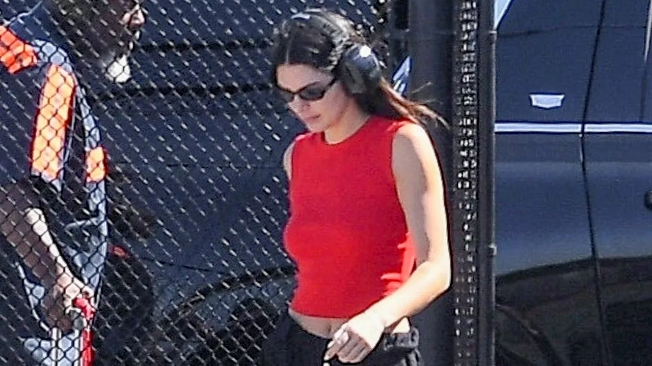 Kendall Jenner se atreve en el aeropuerto combinando boxers con tenis Adidas Samba