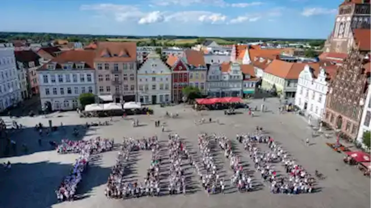 Greifswald ehrt Kroos - Hunderte Menschen bilden «Toni»