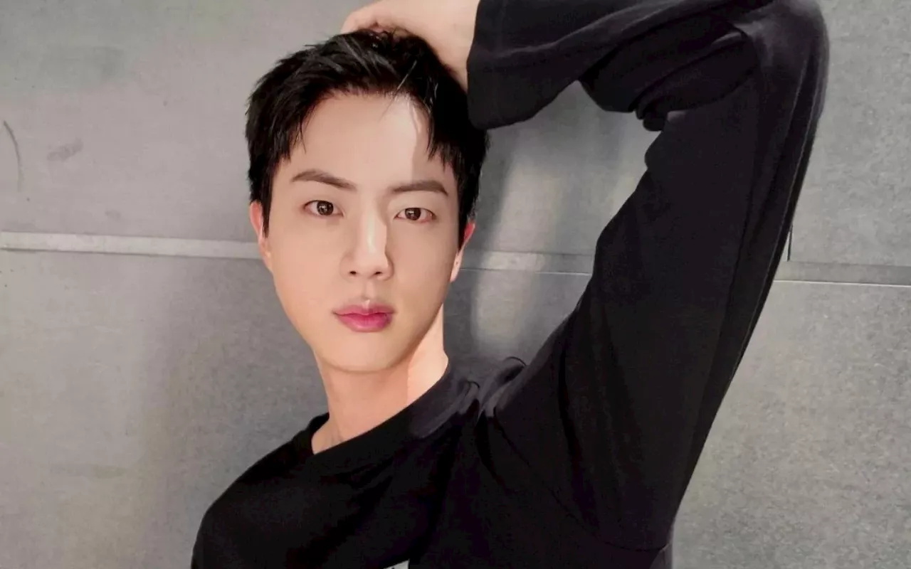 Jin BTS Diteriaki Cowok-Cowok saat Syuting Pakai Seragam Sekolah