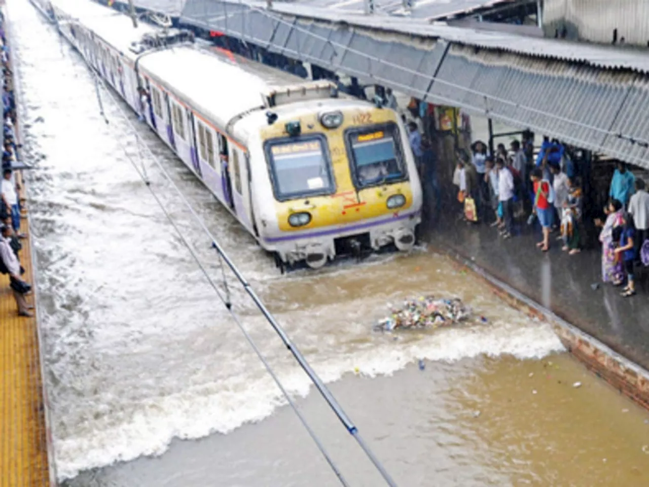 मुंबई- पुणे प्रवास करणाऱ्यांना मुसळधार पावसाचा फटका; 'या' लांब पल्ल्याच्या गाड्या रद्द