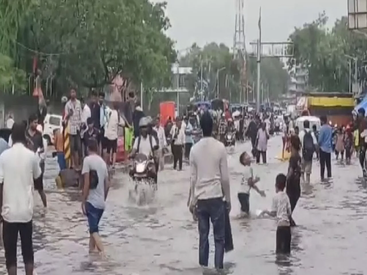 मुंबई, नवी मुंबई, ठाणे, रत्नागिरी, सिंधुदुर्ग जिल्ह्यातील सर्व शाळा, कॉलेजना सुट्टी जाहीर; प्रशासनाचा मोठा निर्णय