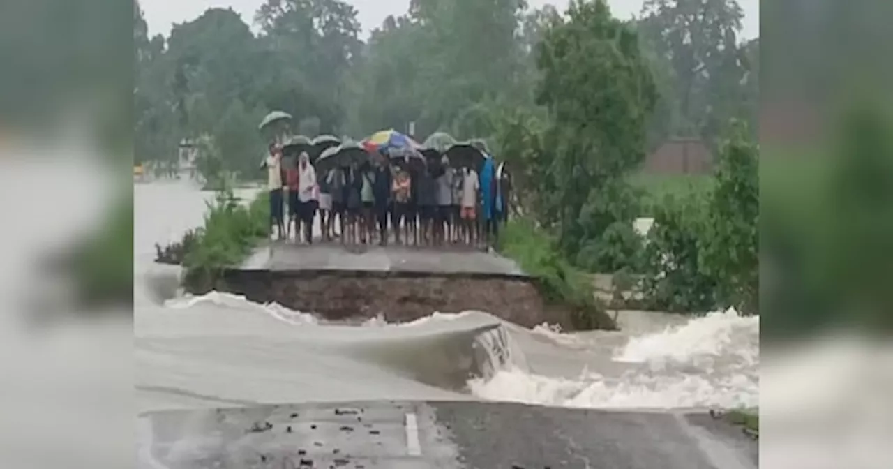 यूपी में मूसलाधार बारिश से नदियां उफनाईं, कई जिलों में गांव के गांव डूबे