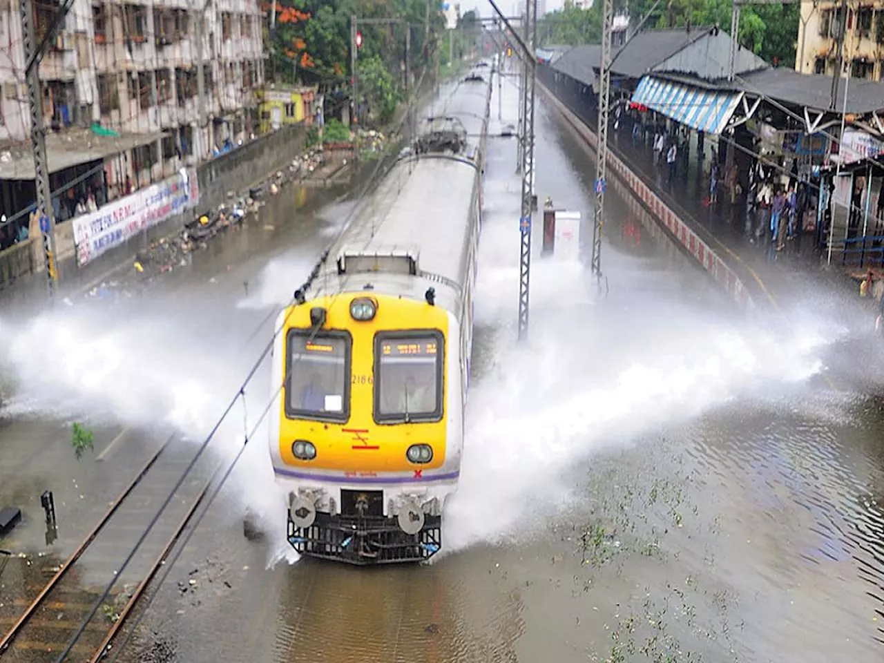 Mumbai News : ठाण्याहून मुंबईच्या दिशेनं येणाऱ्या लोकल रद्द; मुसळधार पावसाचा रेल्वे, रस्ते वाहतुकीला फटका