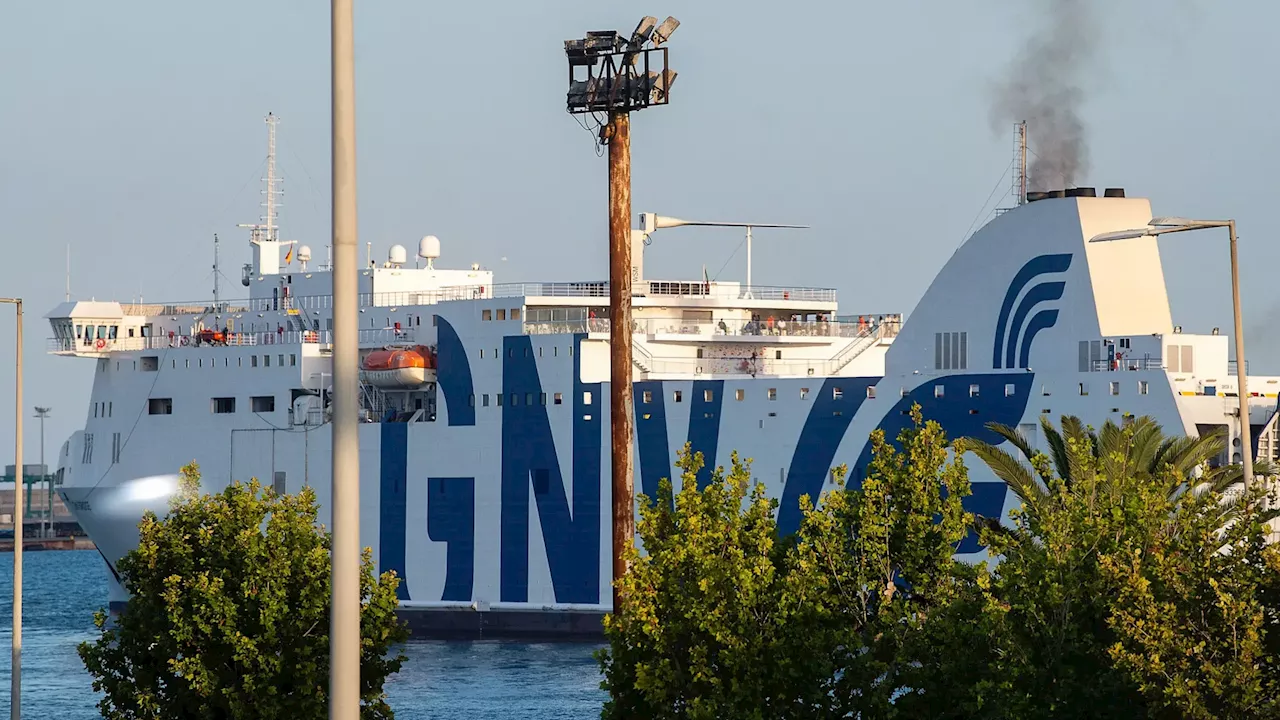 El ferri incendiado es remolcado al puerto de Valencia donde ya han llegado los pasajeros