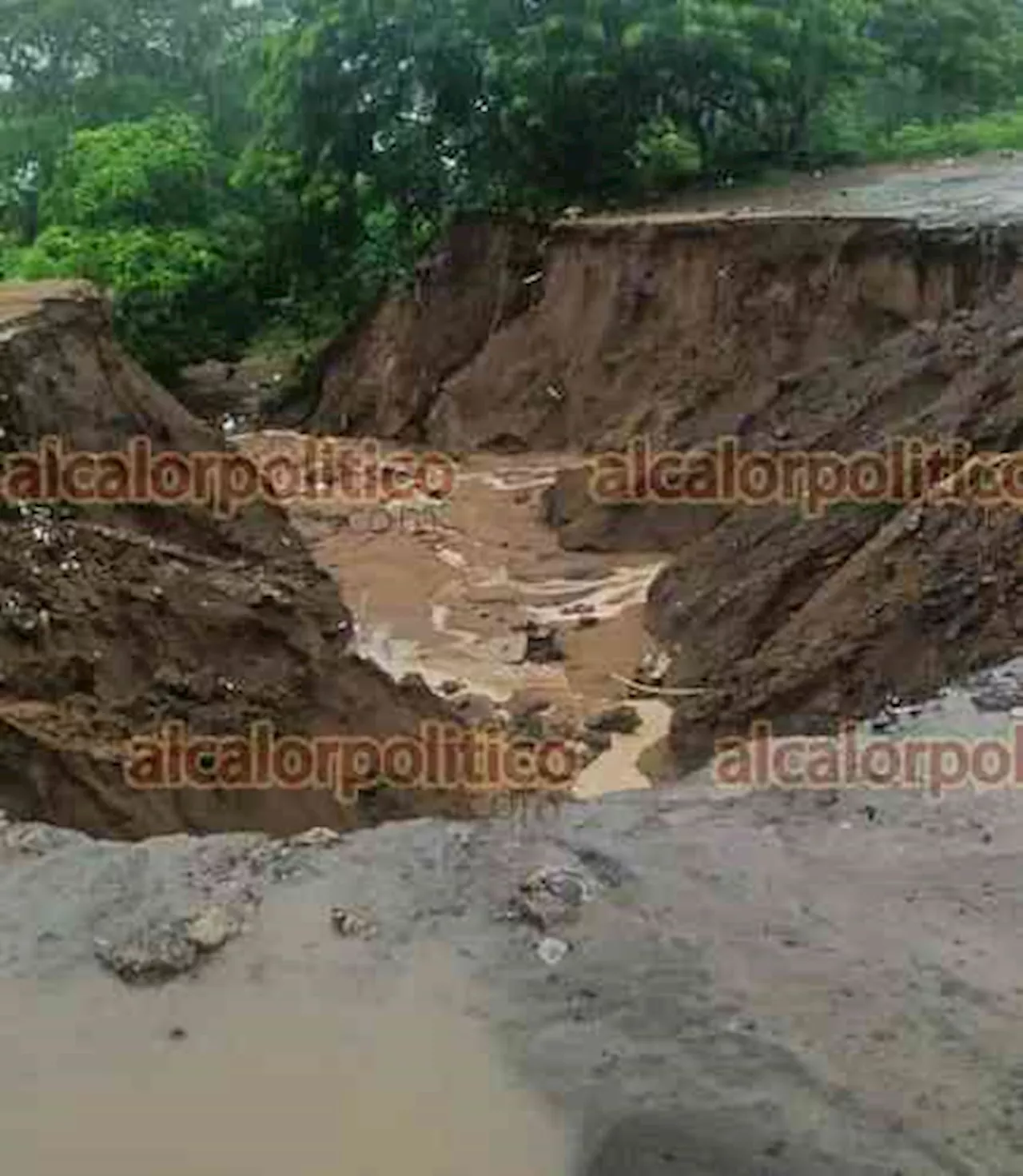 Lluvias dejan enormes socavones en fraccionamiento La Herradura de Veracruz Puerto