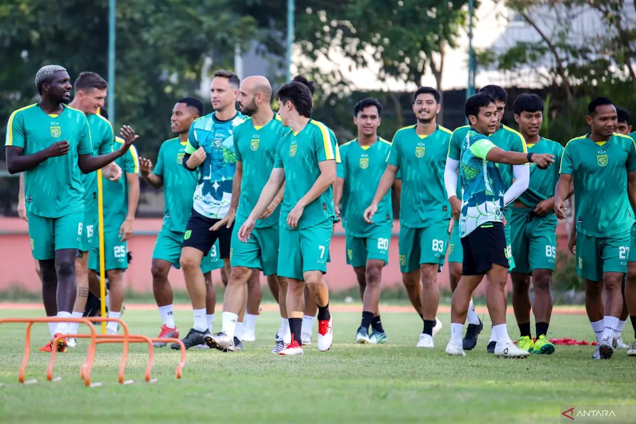 Pelatih Persebaya buka opsi tambah bek asing baru