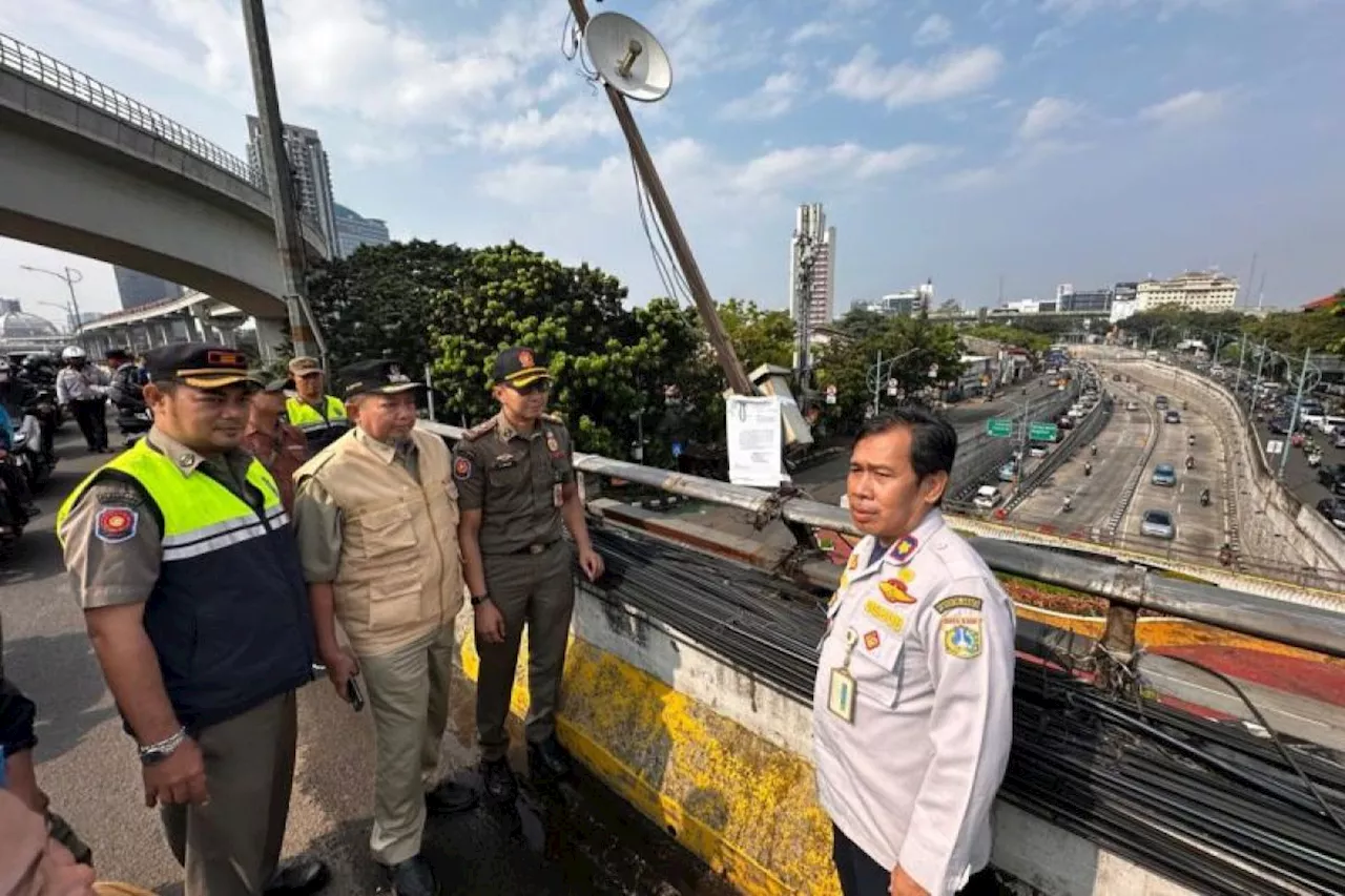 Petugas gabungan amankan CCTV dan antena ilegal di Gatot Subroto