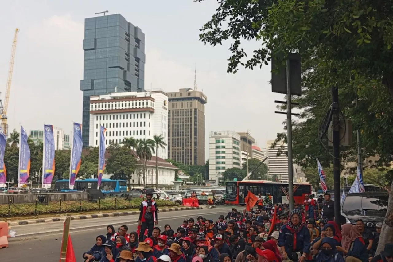 TransJakarta sesuaikan layanan akibat unjuk rasa di Patung Kuda