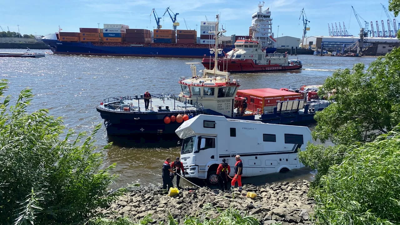 Hamburg: Schweizer Ehepaar stürzt mit Wohnmobil in die Elbe