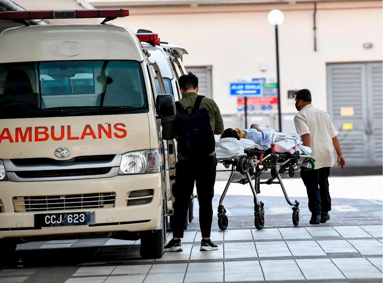 Empat cedera ambulans terbabas dalam parit