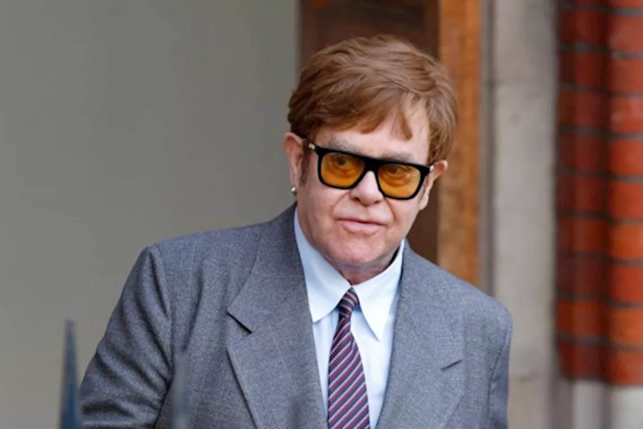 Fles redt Elton John uit benarde situatie