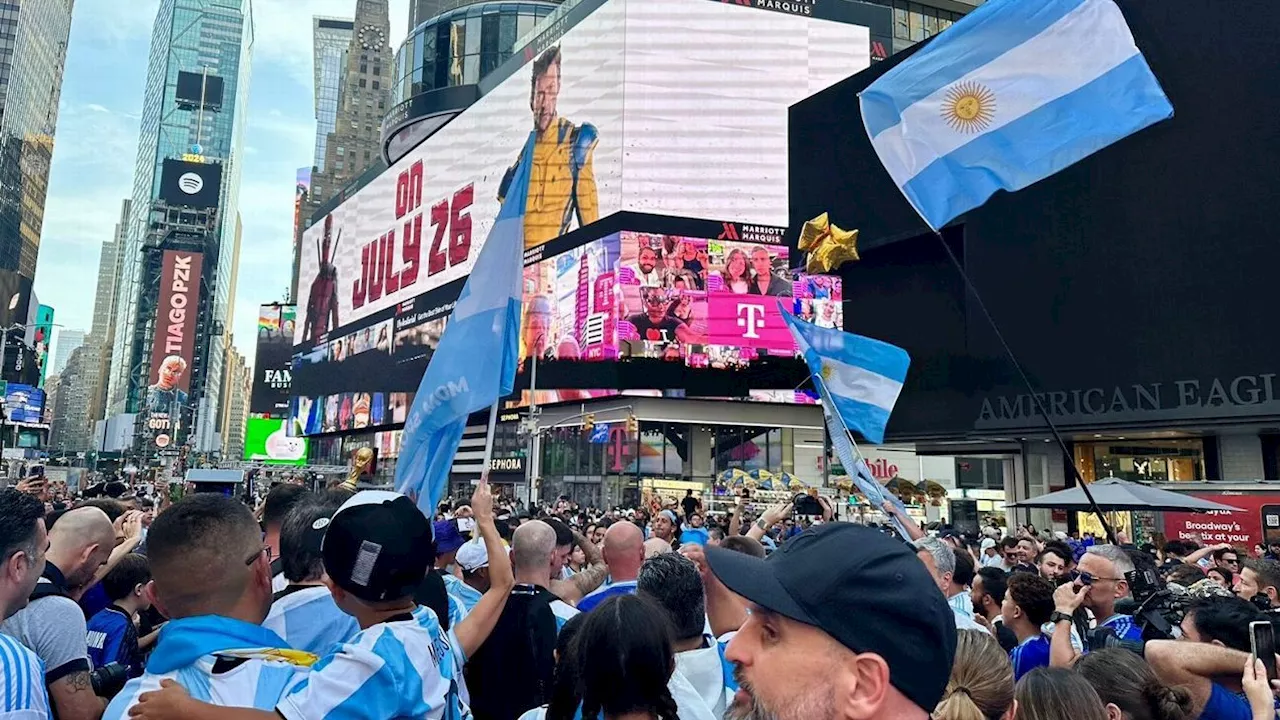 Argentinos fazem 'bandeiraço' na Times Square e provocam Brasil