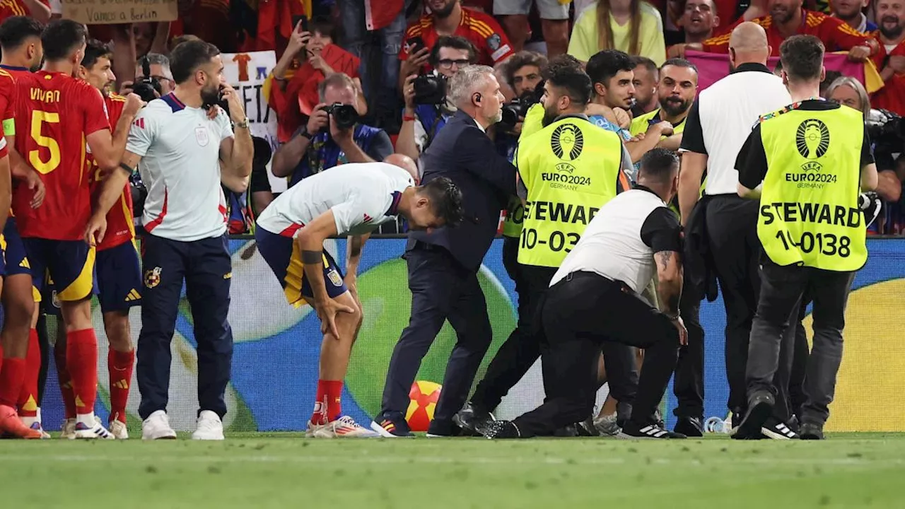 L'incredibile infortunio di Morata. Uno steward scivola e lo travolge: ansia per la finale