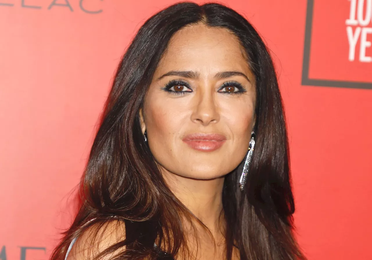 Salma Hayek très chic en marinière à Wimbledon, elle assume ses cheveux blancs