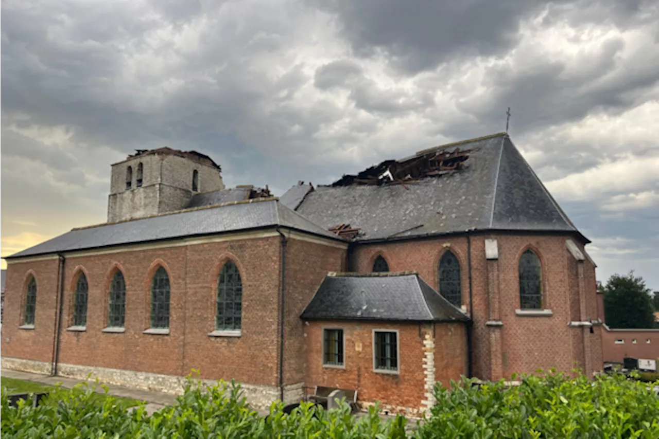 Kerktoren van Heffen ingestort door onweer, straten liggen bezaaid met afgerukte bomen en elektriciteitskabels