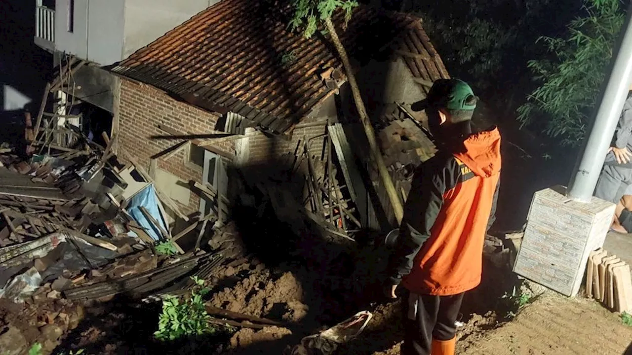 Rumah Warga di Bandung Rusak Diterjang Longsor