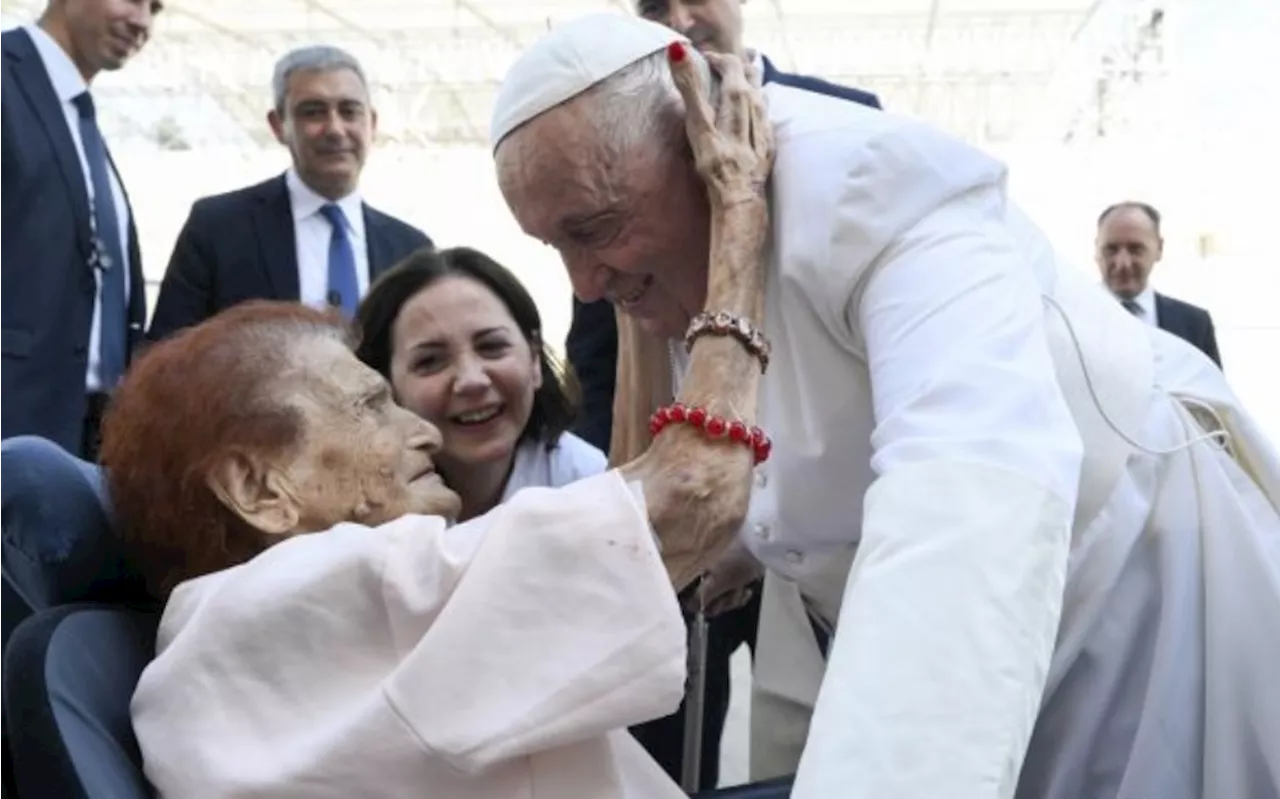 ‘God is hidden in human misery’: Pope Francis highlights dignity of migrants, prisoners