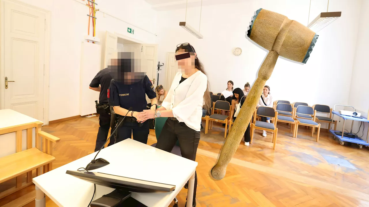 Mutter droht schlafender Tochter mit Schnitzelhammer