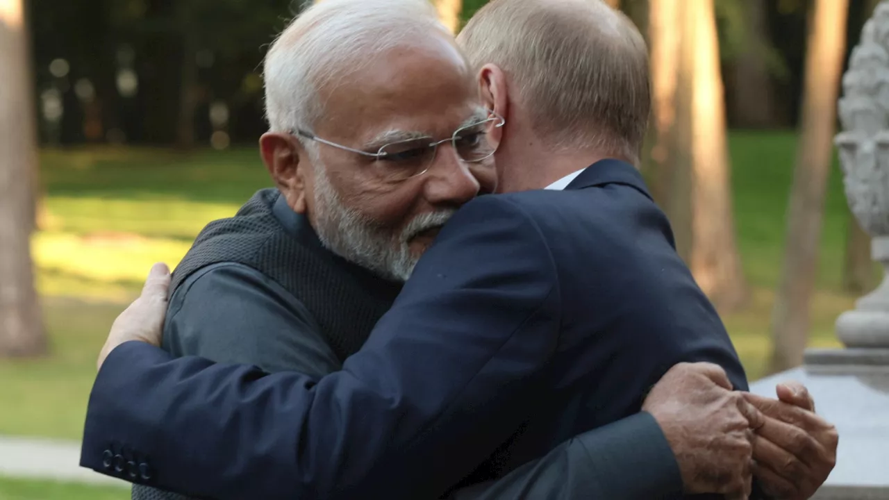 Il premier indiano Modi in visita a Mosca: l'abbraccio stretto con Putin