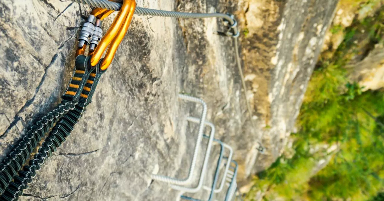 Ungesichert, Baby auf dem Arm: Video zeigt Paar auf Dolomiten-Klettersteig